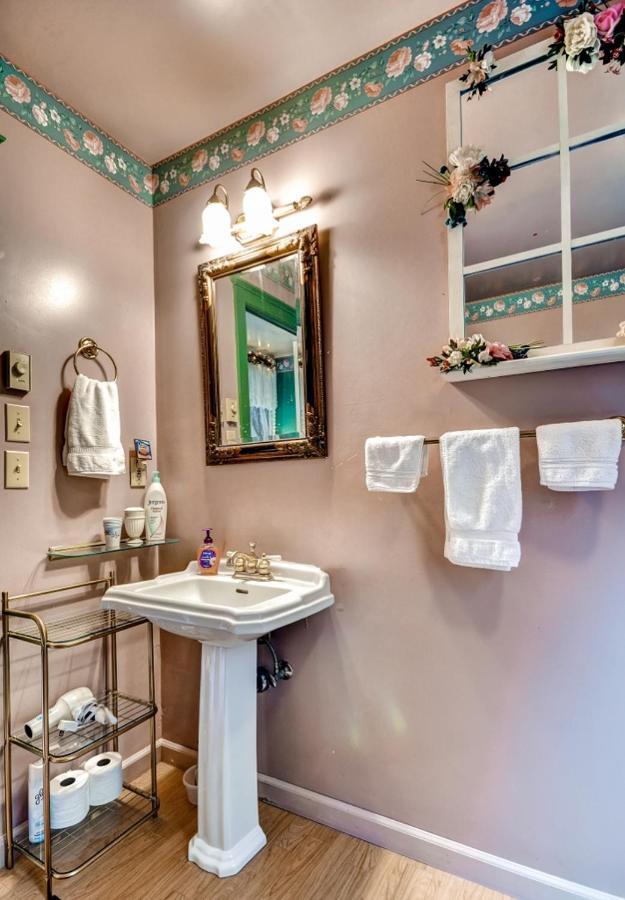 Astoria Painted Lady Historic Apt With River View! Exterior photo