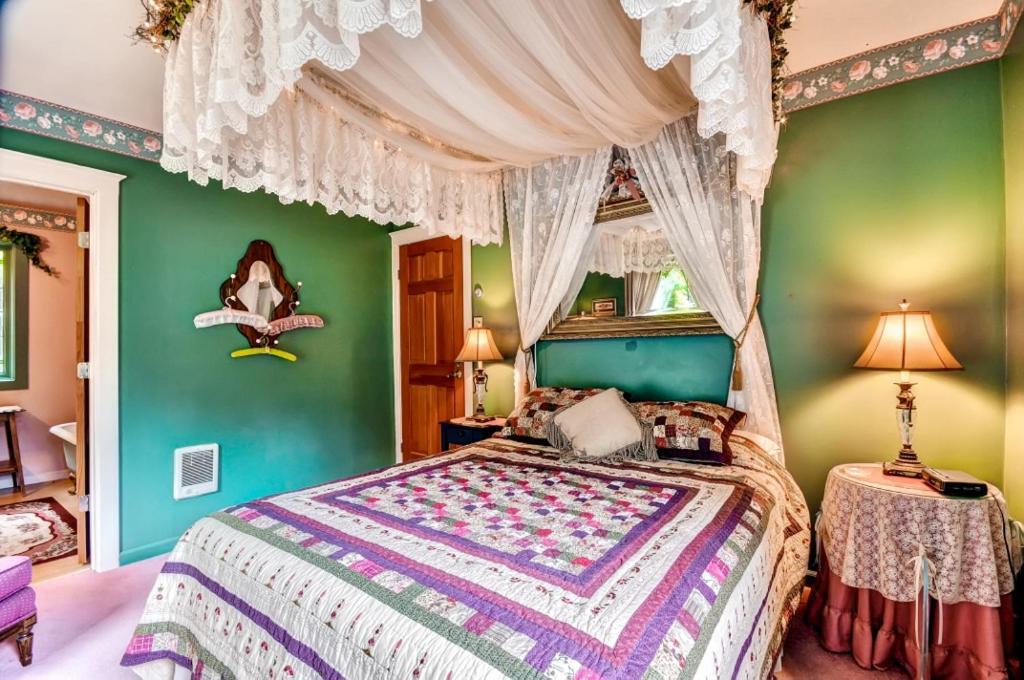 Astoria Painted Lady Historic Apt With River View! Exterior photo